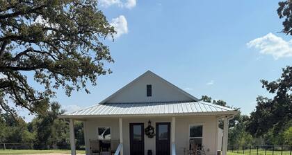 Charming 2-bedroom farmhouse in awesome Sulphur Springs, Texas