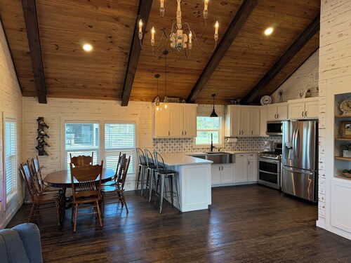 Charming 2-bedroom farmhouse in awesome Sulphur Springs, Texas