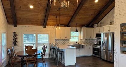 Charming 2-bedroom farmhouse in awesome Sulphur Springs, Texas