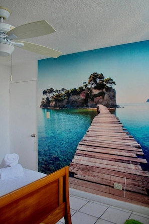 2 habitaciones, tabla de planchar con plancha y ropa de cama