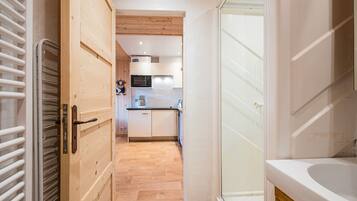 Réfrigérateur, micro-ondes, plaque de cuisson, lave-vaisselle