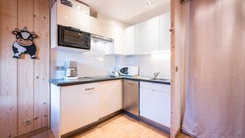 Kühlschrank, Mikrowelle, Herdplatte, Geschirrspüler