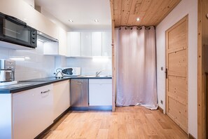 Geladeira, micro-ondas, cooktop, lava-louças