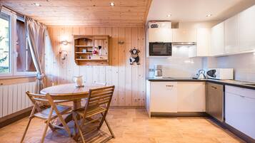 Réfrigérateur, micro-ondes, plaque de cuisson, lave-vaisselle