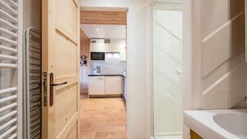 Réfrigérateur, micro-ondes, plaque de cuisson, lave-vaisselle