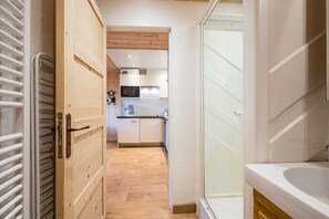 Fridge, microwave, stovetop, dishwasher - Apartment 'Centre Station Appt Pied Des Pistes' with Mountain View (Saint François Longchamp)