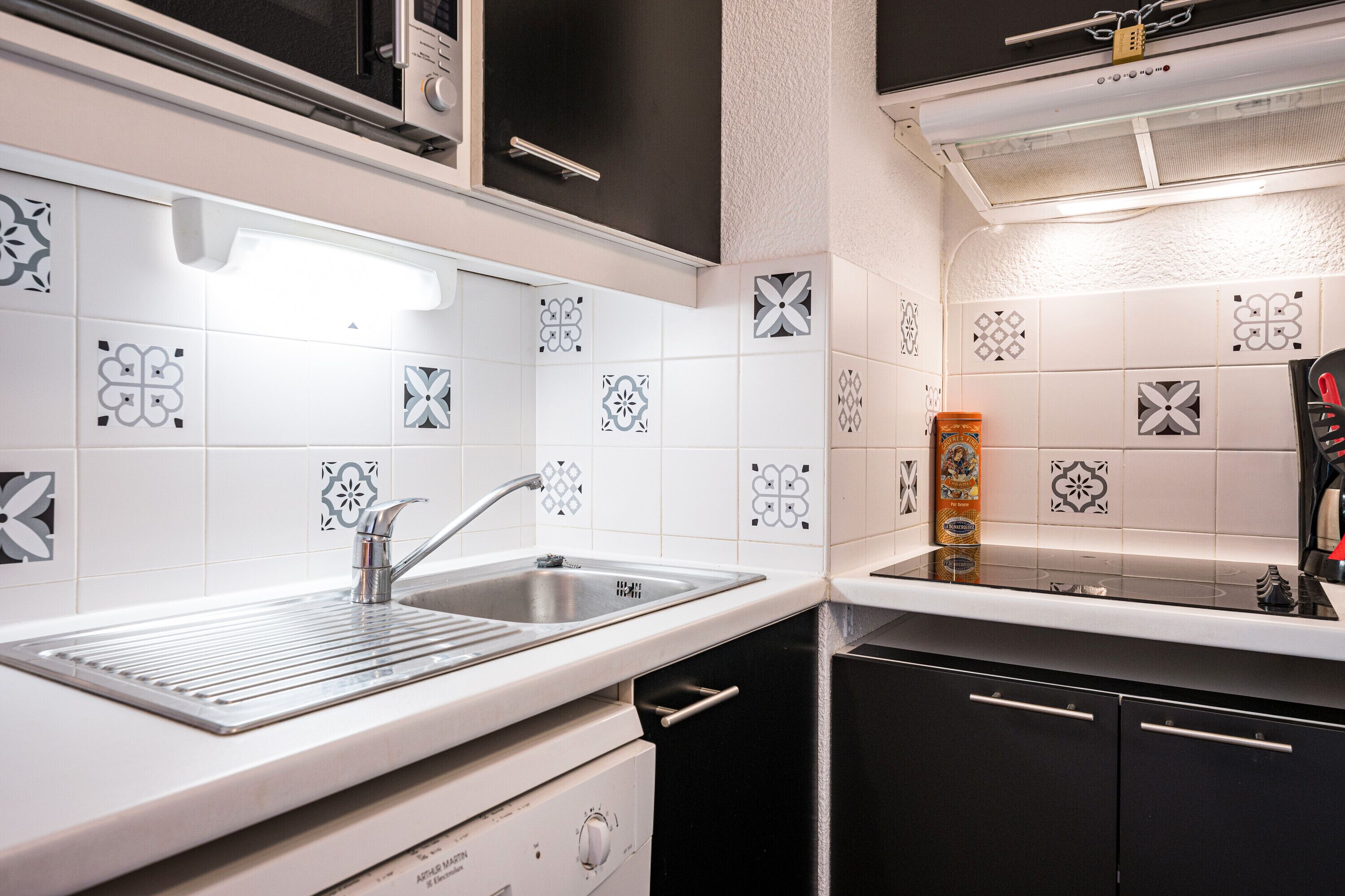 Kühlschrank, Mikrowelle, Herdplatte, Geschirrspüler