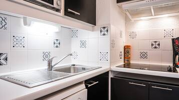 Kühlschrank, Mikrowelle, Herdplatte, Geschirrspüler