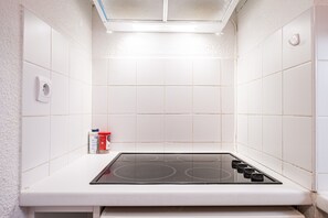 Refrigerador, microondas, lavavajillas y cafetera y tetera 