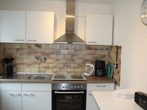 Kylskåp, mikrovågsugn, ugn och spishäll