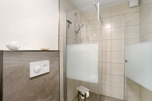 Douche, sèche-cheveux, serviettes fournies