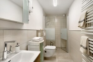 Dusche, Haartrockner, Handtücher