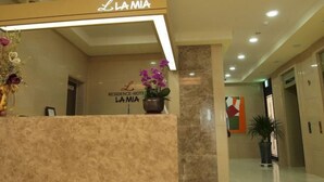 A reception desk with a sign reading "La Mia Residence Hotel." - Residence Hotel Lamia (Daejeon)