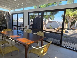 Habitación doble | Cocina privada | Refrigerador con congelador, microondas, horno y parrilla de estufa 