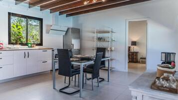 Casa, 2 habitaciones, alberca privada | Cocina privada | Refrigerador con congelador, microondas, horno y parrilla de estufa