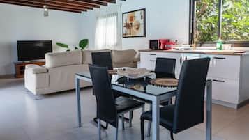 Casa, 2 habitaciones, piscina privada | Cocina privada | Frigorífico grande, microondas, horno y placa de cocina