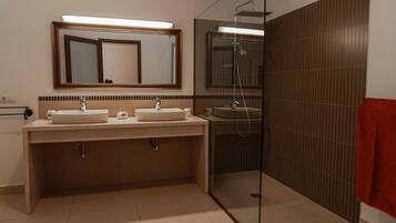 Huis, 2 slaapkamers, privézwembad | Badkamer | Een douche, een haardroger, handdoeken, zeep