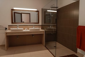 Huis, 2 slaapkamers, privézwembad | Badkamer | Een douche, een haardroger, handdoeken, zeep