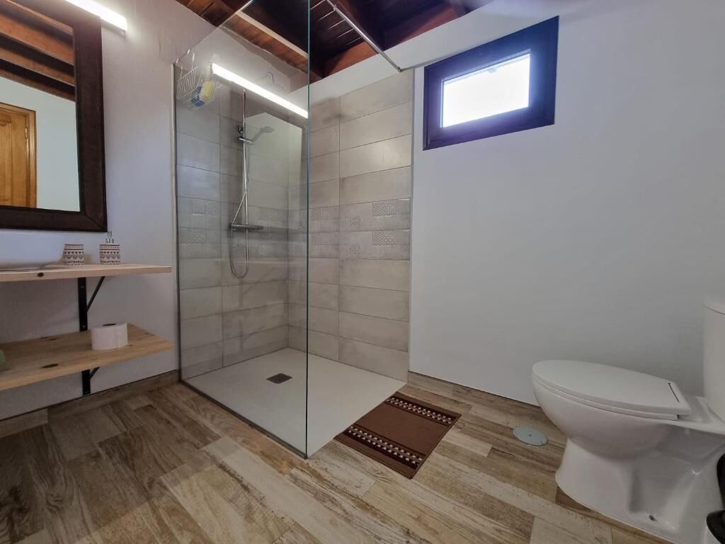 Ducha, secador de pelo, toallas y jabón