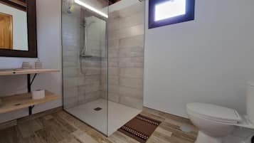 Ducha, secador de pelo, toallas y jabón