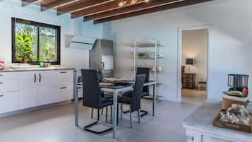 Huis, 2 slaapkamers, privézwembad | Privékeuken | Een koelkast/vriezer, een magnetron, een oven, een kookplaat