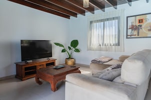 Casa, 2 habitaciones, piscina privada | Zona de estar | Una televisión de pantalla plana