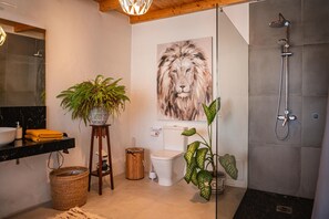 Habitación doble | Baño | Regadera, secadora de cabello, toallas, jabón