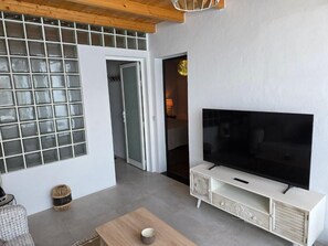 Habitación doble | Área de sala de estar | Televisión de pantalla plana 
