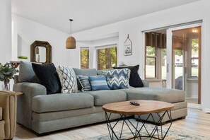 TV, fireplace - Golf-Course Retreat on Coronado (Hot Springs)