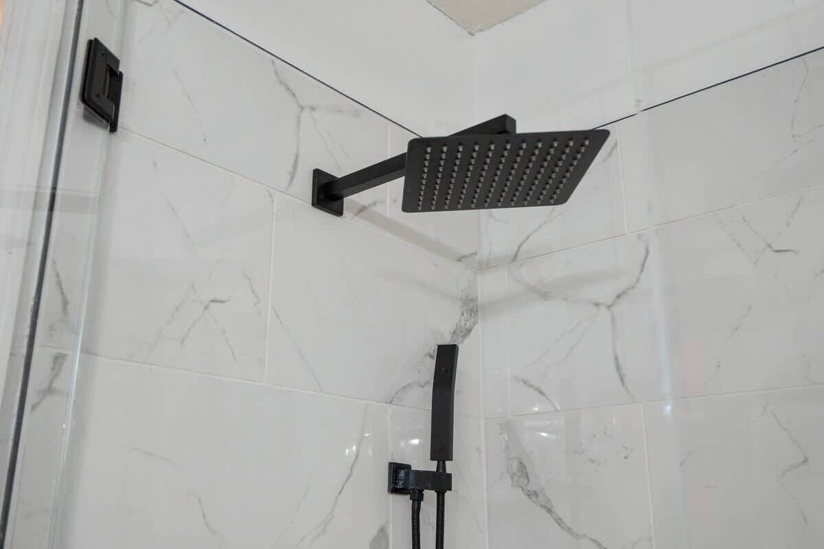 Dusche, Haartrockner, Handtücher, Shampoo