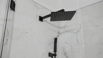Dusche, Haartrockner, Handtücher, Shampoo