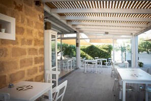 Apartamento, vários quartos, sacada, vista para o jardim | Opções para refeição