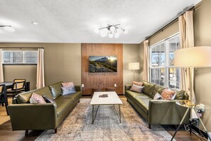 Smart TV, books - Urban Oasis ~ NuLu, Mini Golf, Hot Tub, Fire Pit, BBQ (Louisville)