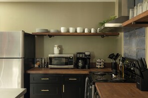 Charming Kitchen: Whip up delicious meals in this stylish space! - The Long Shot ~ NuLu, Mini Golf, Hot Tub, Fire Pit, BBQ (Louisville)