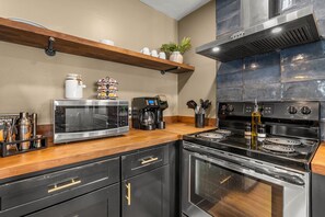 Fridge, microwave, oven, stovetop - Urban Oasis ~ NuLu, Mini Golf, Hot Tub, Fire Pit, BBQ (Louisville)