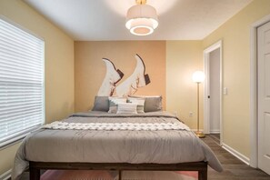 Tabla de planchar con plancha, wifi gratis, ropa de cama