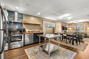 Kjøleskap, mikrobølgeovn, ovn og kokeplater