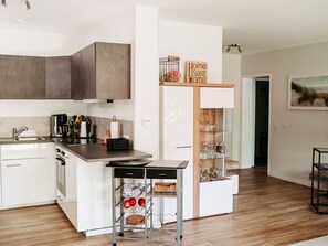 Kühlschrank, Herdplatte, Wasserkocher mit Kaffee-/Teezubehör