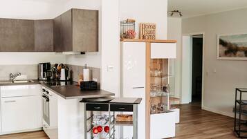 Kühlschrank, Mikrowelle, Ofen, Herdplatte