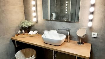 Dusche, Haartrockner, Handtücher