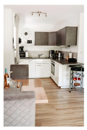 Kühlschrank, Herdplatte, Wasserkocher mit Kaffee-/Teezubehör