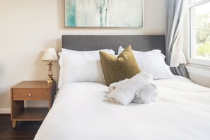 2 bedrooms, desk, iron/ironing board, travel crib