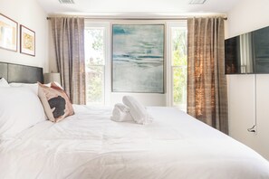 2 bedrooms, desk, iron/ironing board, travel cot - ❃King Bed ❃Fully Fenced Yard❃ ~ Floyd's Freedom ~ (Alexandria)