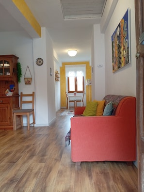 Living area - NaturAma, Casa Vacanza
Accogliente, confortevole e spaziosa con terrazza privata (Nasino)