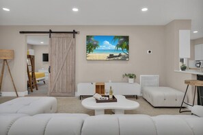 TV, peis, fotballspill og bøker