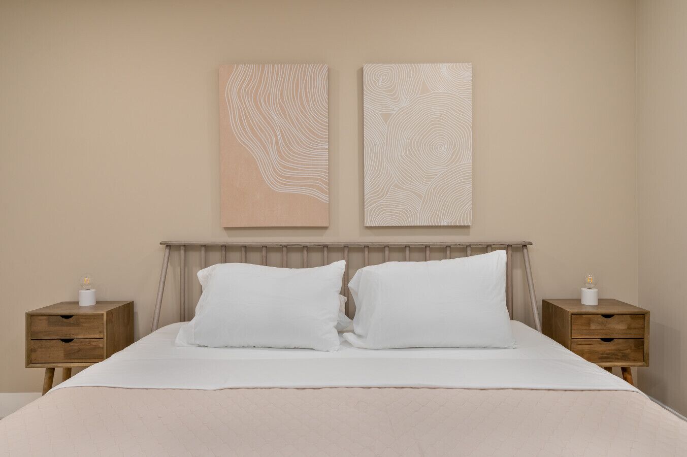 Skrivebord, strykejern/-brett, reiseseng for barn og wi-fi