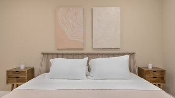 Skrivebord, strykejern/-brett, reiseseng for barn og wi-fi