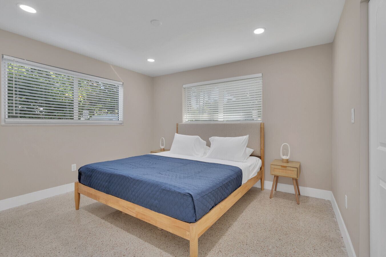 5 bedrooms, desk, iron/ironing board, travel crib