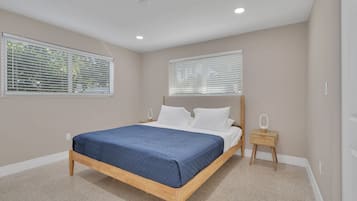 5 bedrooms, desk, iron/ironing board, travel crib