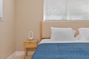 Een bureau, een strijkplank/strijkijzer, reisbedje, wifi